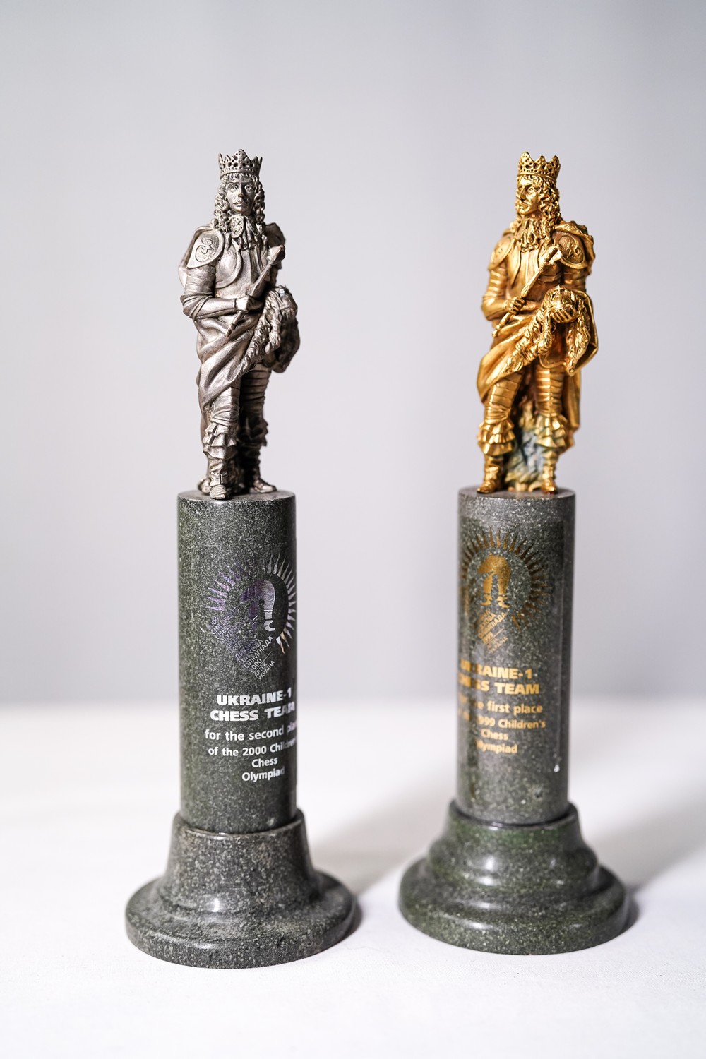 Кубки за 1 та 2 місце на дитячій шаховій олімпіаді 2000 рік. Артек. Україна
