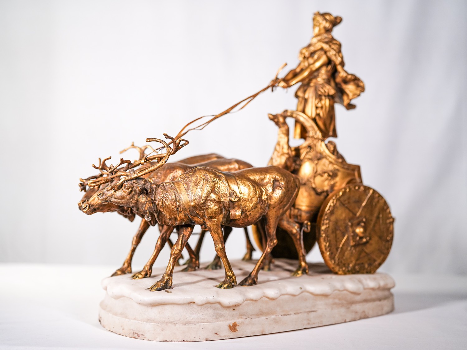 Скульптура «богиня Діана на колісниці». Подарунок Греції футболістам України. 1960-ті роки. Мармур бронза.