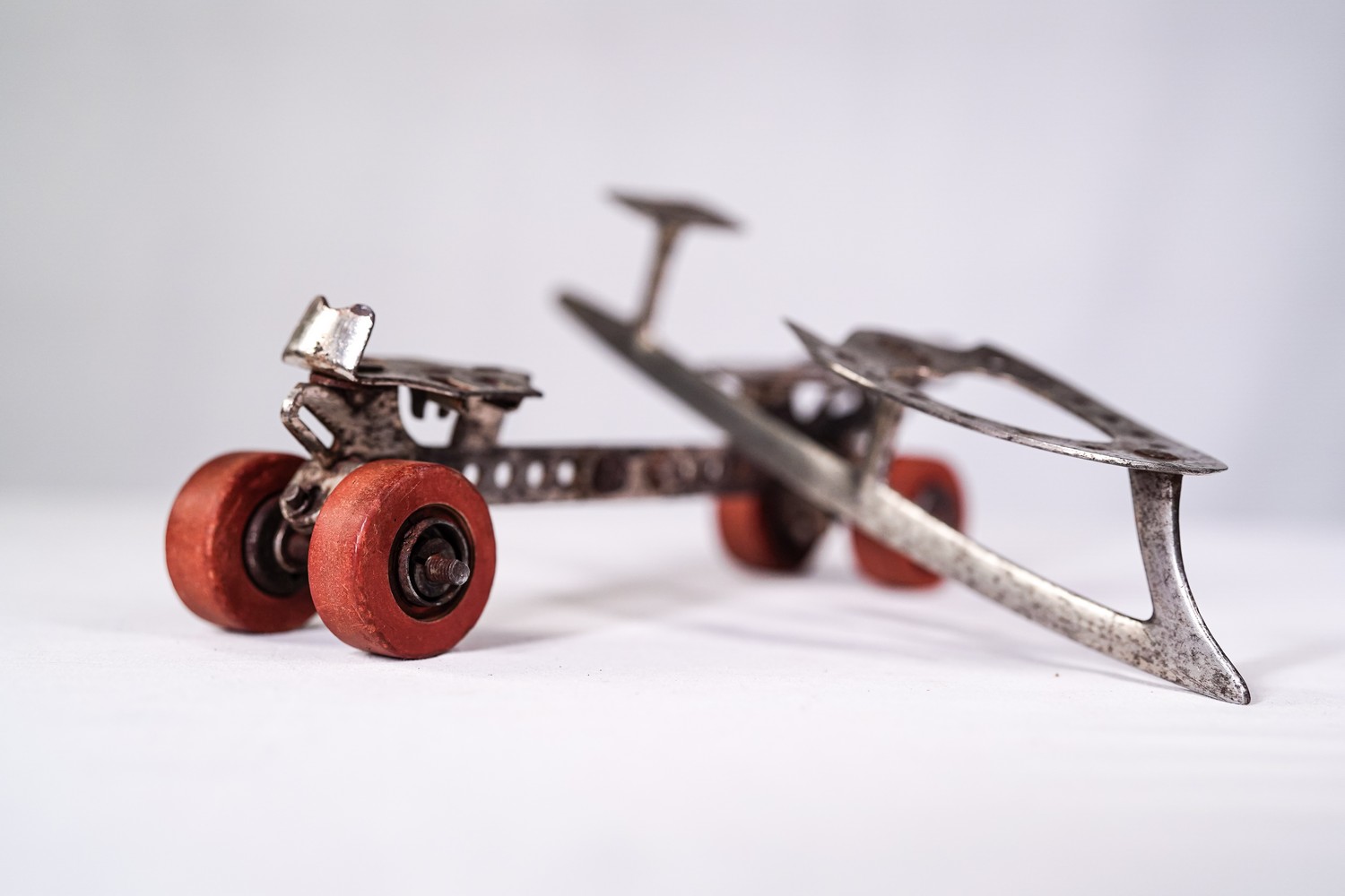 Саморобні ковзани та роликові ковзани компанії «Мерседес» дипломи українського київського спортсмена Івана Попова. 1900 – 1910-ті роки.