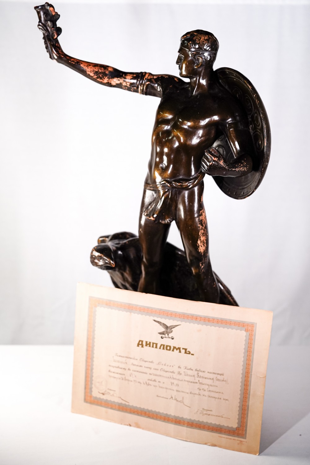 Скульптурна композиція- емблема київського товариства «Сокіл». 1900 – 1915-ті роки