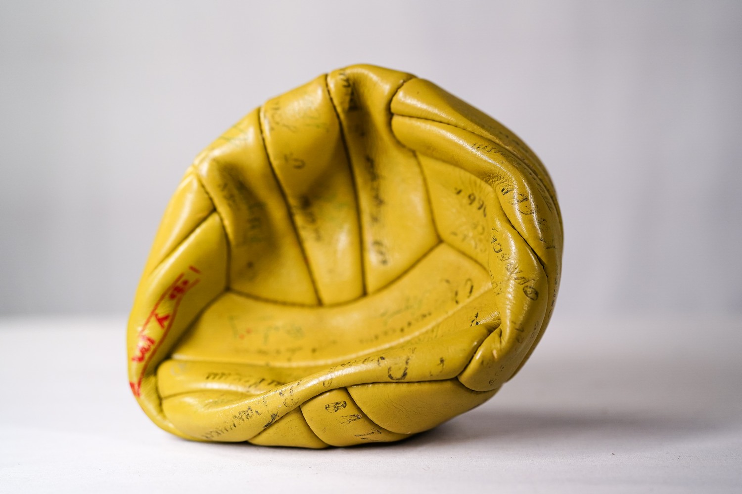 М’яч футбольний з підписами футболістів 1960-х років. Нерозбірливо